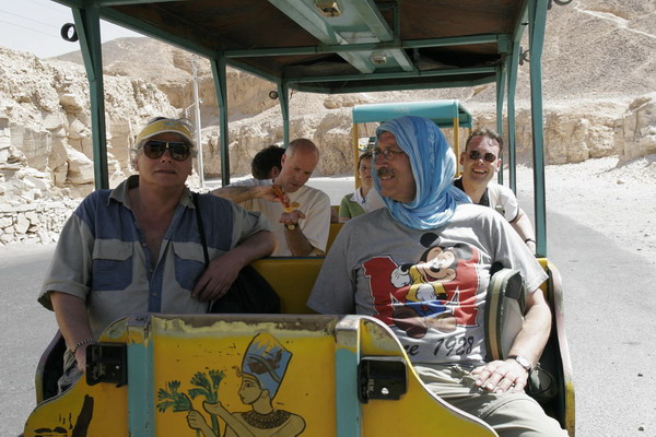(c) 2006 jcdv - In het treintje op weg naar de tempel van Hatsjepsoet