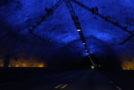 De prachtige verlichte tunnel van 24,5 kilometer lang.