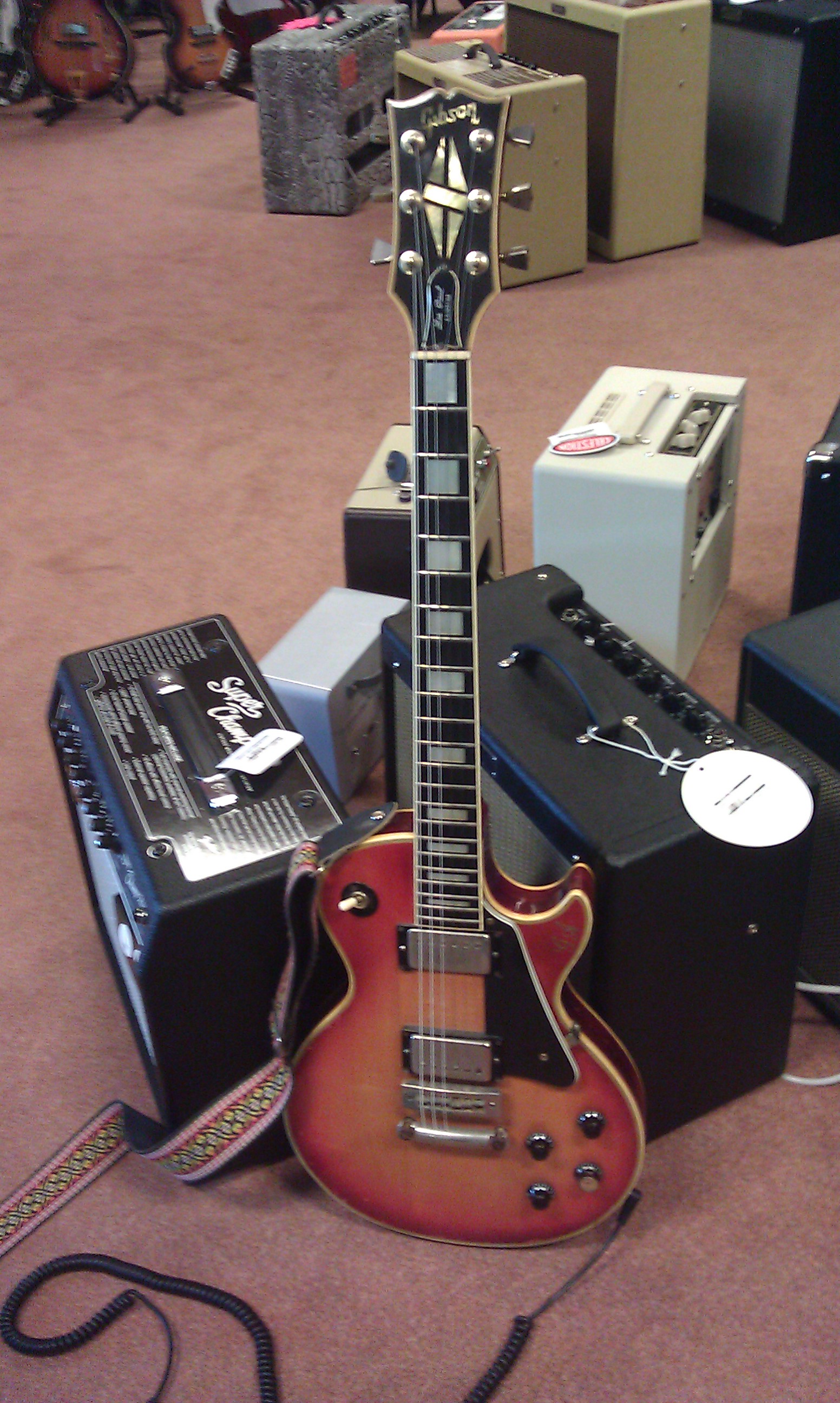 Gibson dag bij Tonika, op de foto een Gibson les Paul Custom.