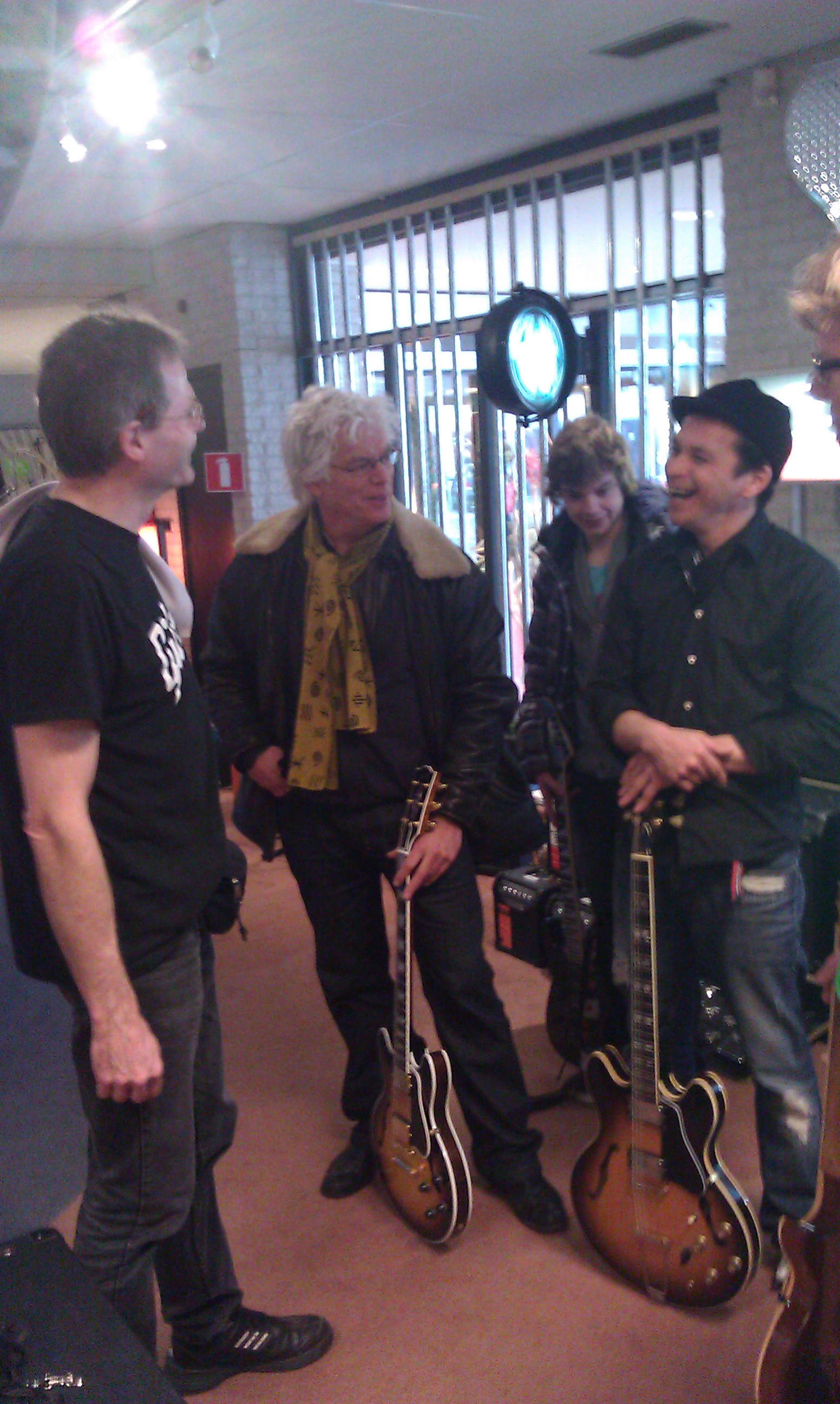 Gibson dag bij Tonika, links Andy Knapp.